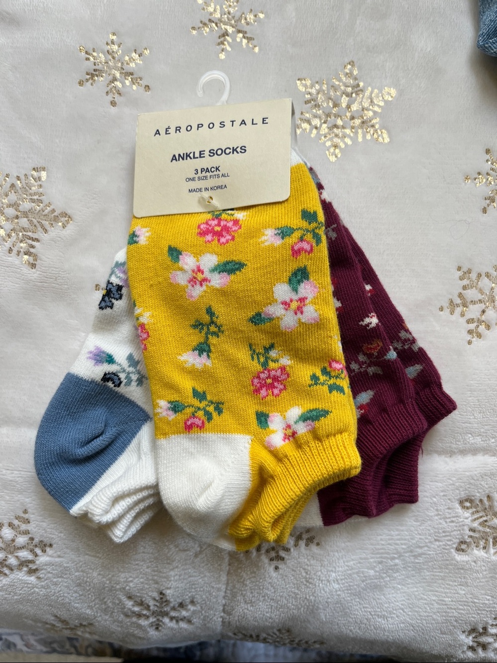 Aeropostale women’s 3-Pack Floral Ankle Socks - Yellow, Blue, White